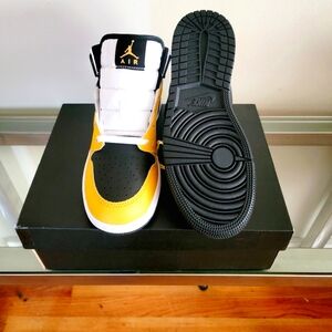 Air Jordan Retro 1 Mid Casual Shoe: Kids 5.5 / Women's  US 7 - New Never Worn